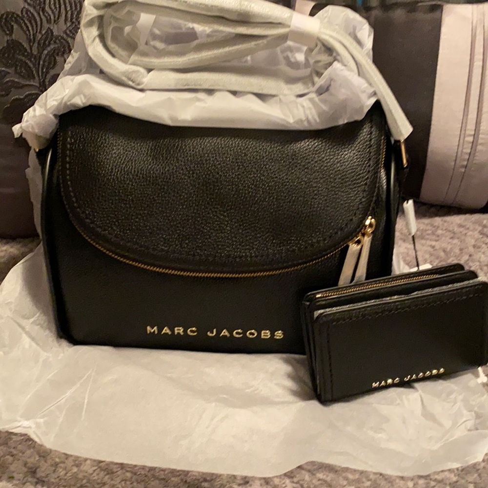 Marc Jacobs leather shoulder bag and matching wallet. L ( 11 1/2”) H(9”) W (4”)